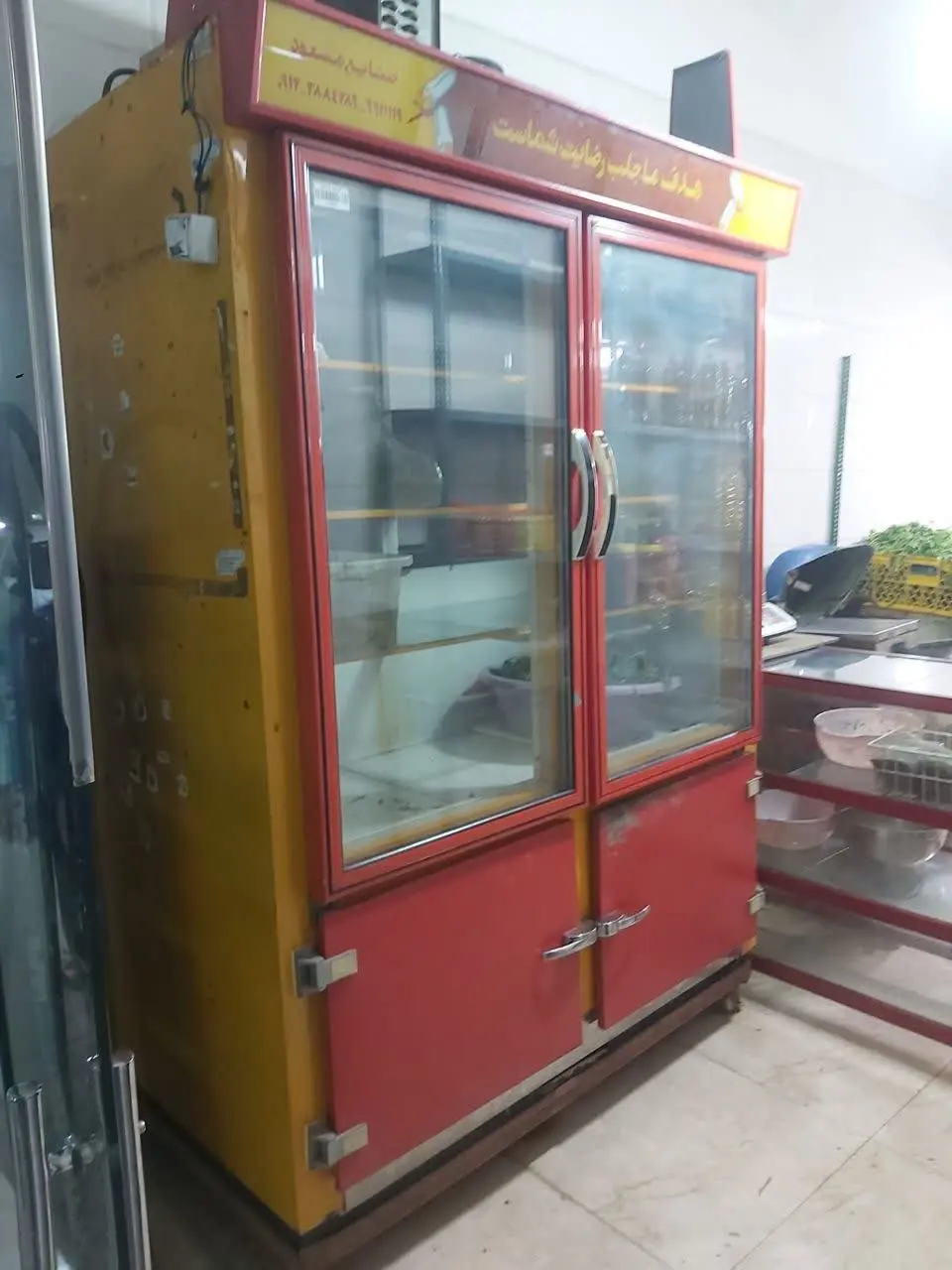 یخچال چهار در مغازه‌ای
