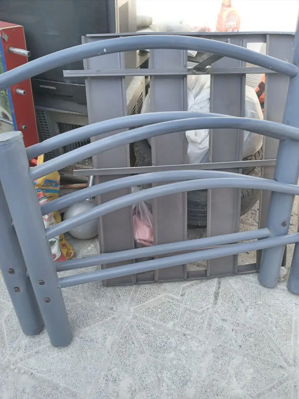 دوتا تخت فرفورژه یک نفره تمیز ومرتب وسبک، 
