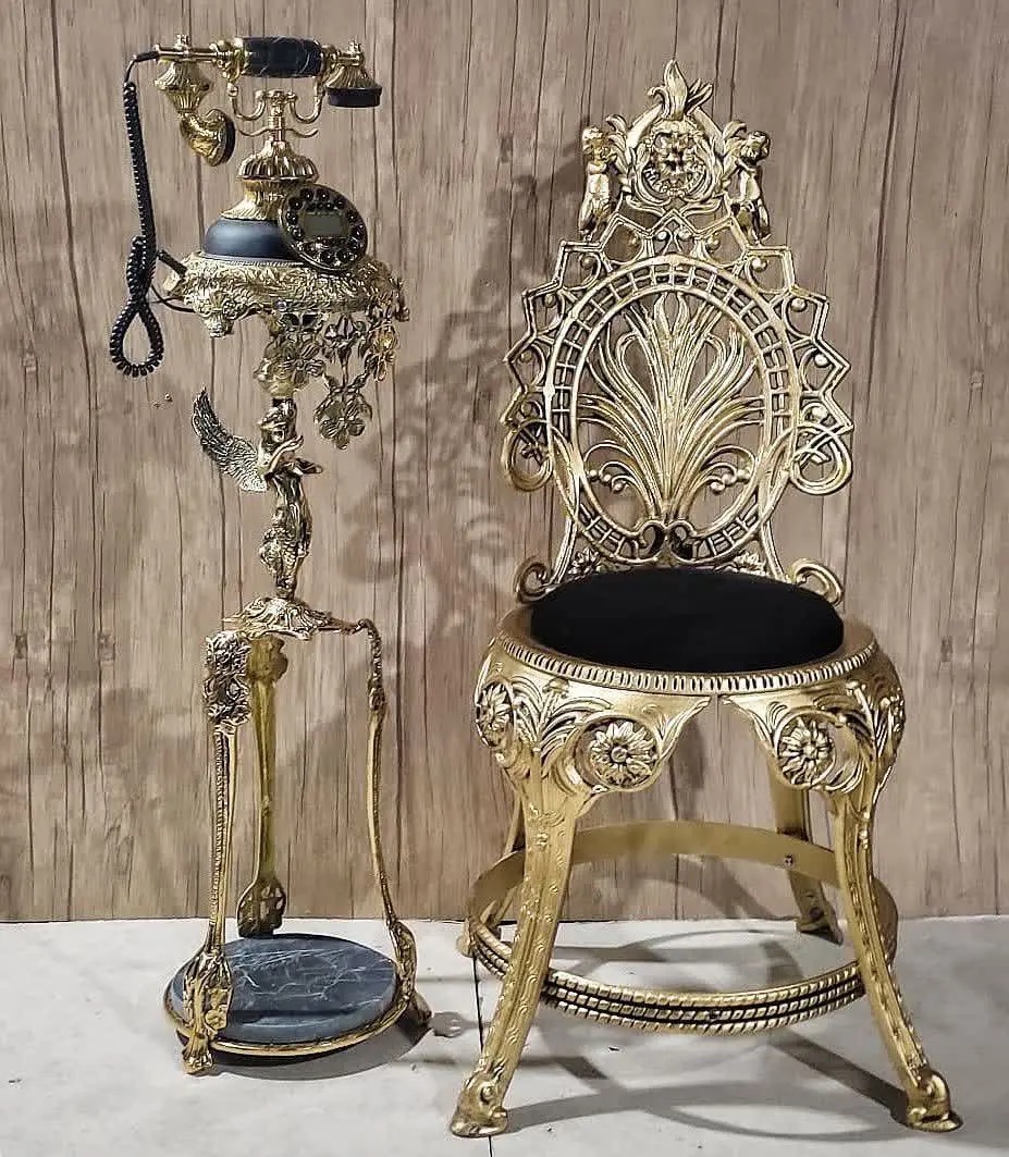 صندلی و تلفن ملائکه 
