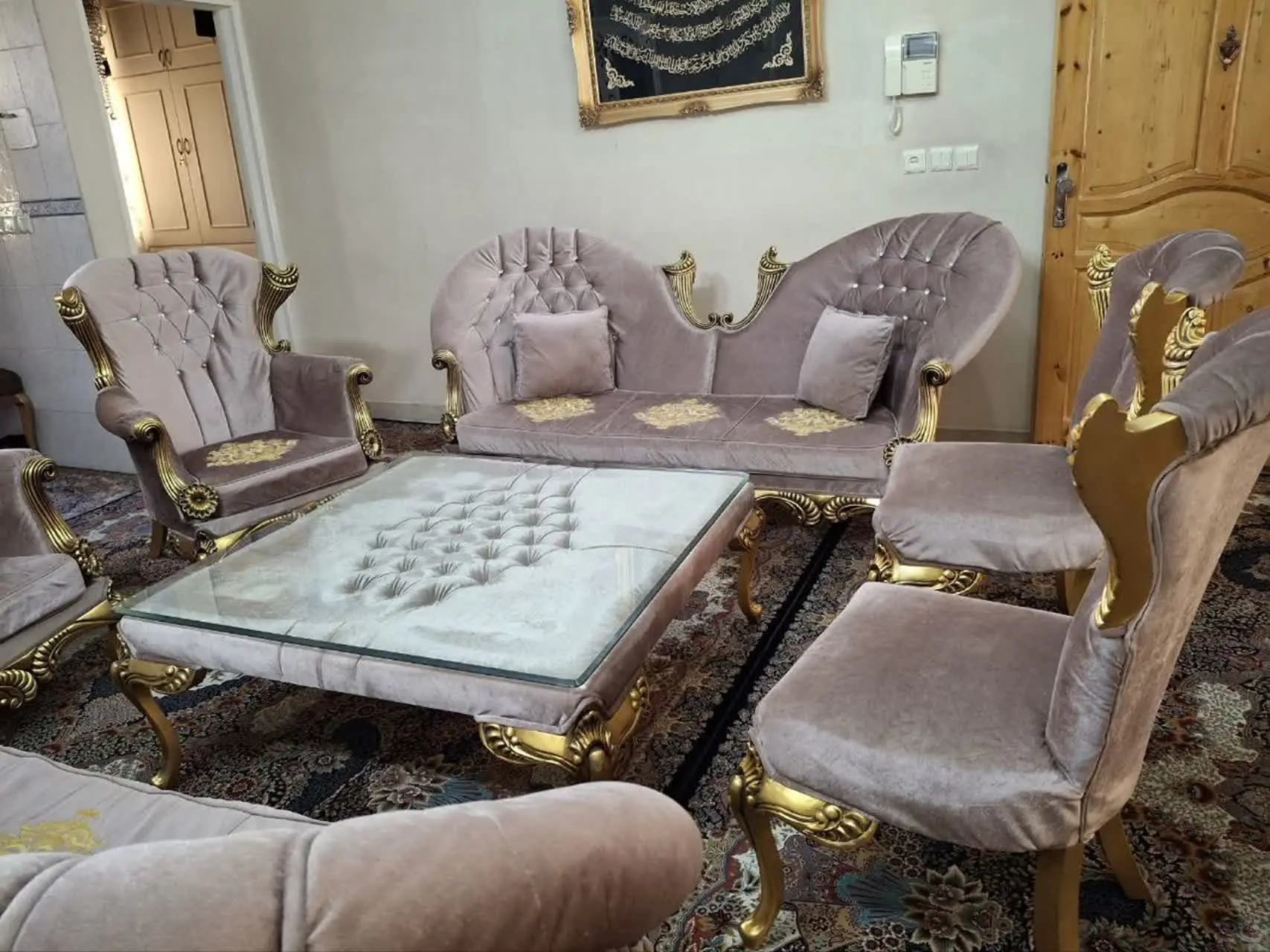 مبل ۱۰نفره استیل کلاسیک رنگ چوب طلایی رنگ پارچه پوست پیازی
