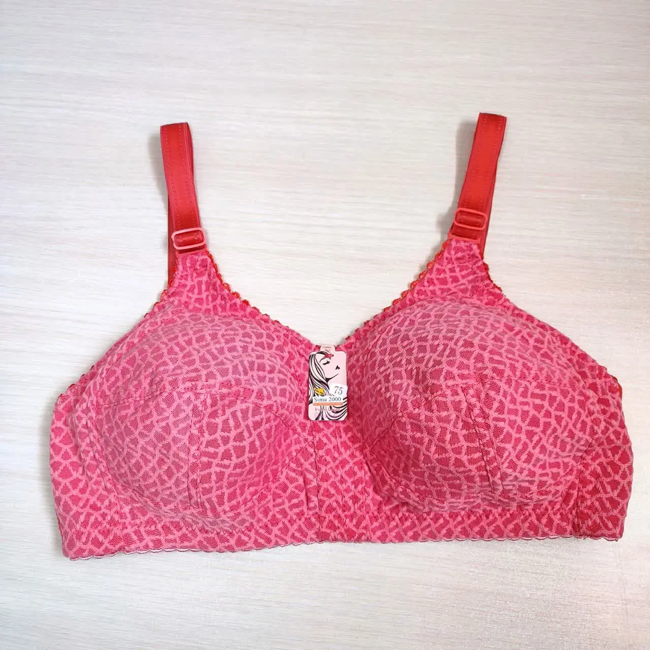 یه سوتین آستر کاملا نخی و ضد حساسیت آوردم. 😍 این سوتین کاملا دور بسته طراحی شده تا اگه از بیرون زدن سینه از بغل یا بالا نگران بودین، خیالتون راحت باشه. ✨ سینه رو ساپورت می‌کنه و لیفت عالی به