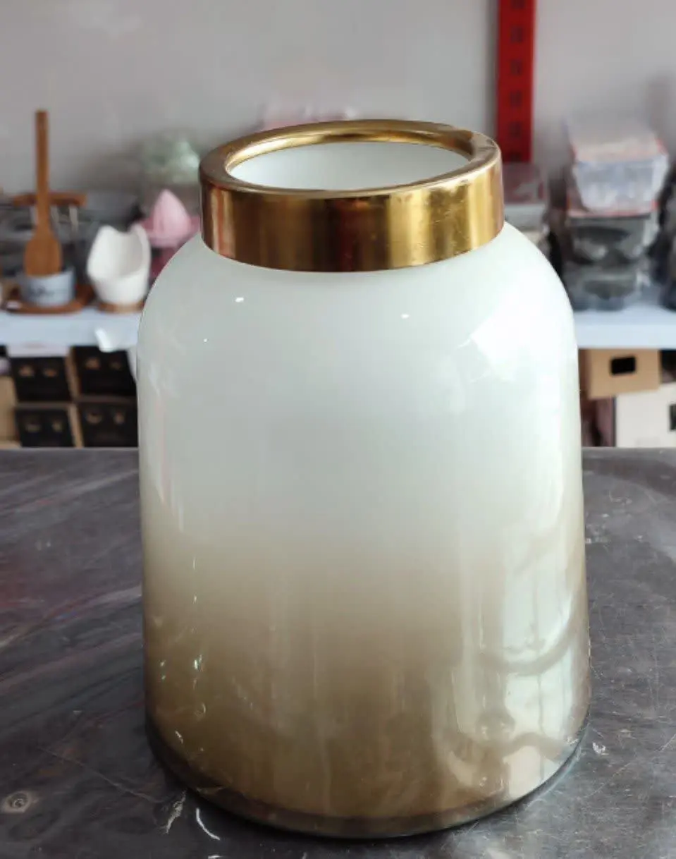 گلدان شیشه‌ای لبه طلایی
