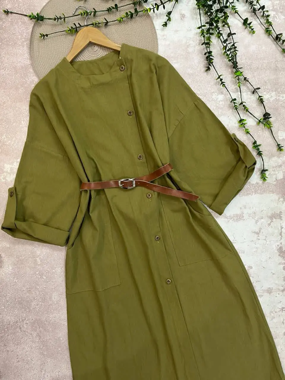 هرسلیقه‌ای رو جذب خودش میکنه این مدل چون هم دکمه هاش کاربردیه و یه مانتو دانشجویی میتونه باشه هم میتونه یه کفتان خنک برای بیرون و سفر باشه با یه کمربندم اگه استایلش کنی که دیگه محشر میشه😍
