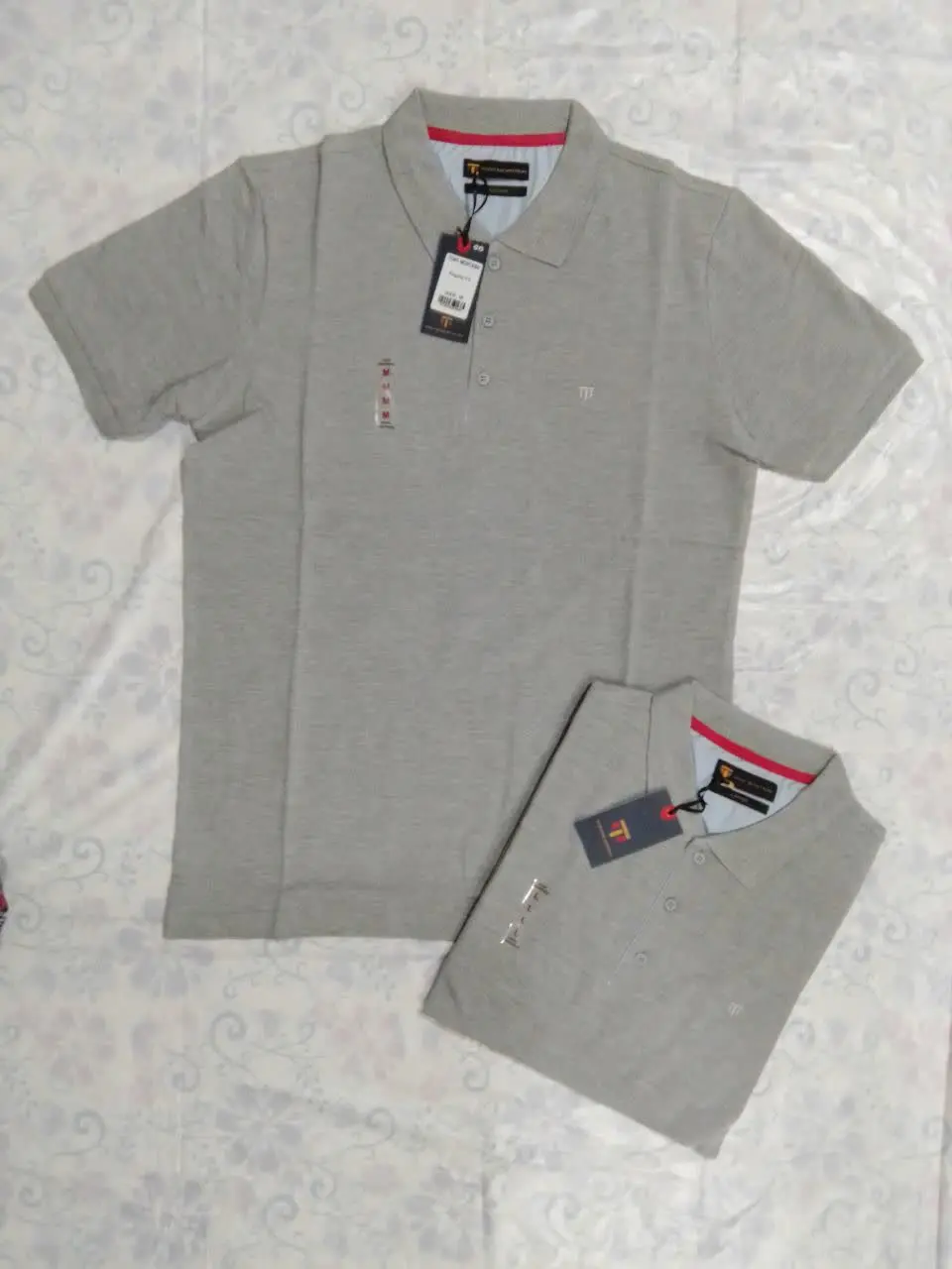 تی شرت یقه دار سه دکمه طرح جودون
