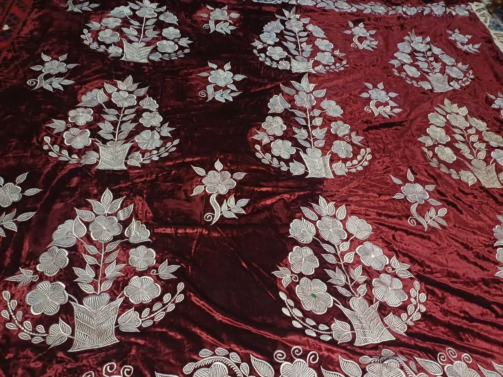 پارچه مخمل قدیمی ۹متری طرح‌های چرخ دوزی خاص وزیبا
