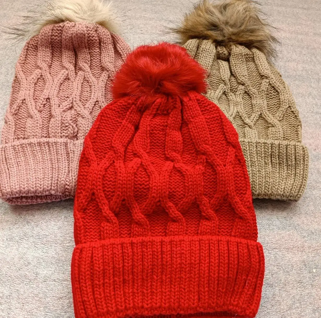 کلاه پوم دار زنانه
