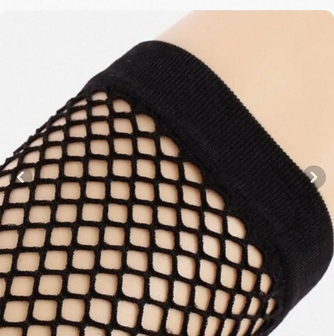 ساق دست مدل تمام تور مناسب برای لباس و مانتو‌های آستین کوتاه، که به راحتی با هر رنگ لباسی ست میشود این مدل آستینک توری مشکی یکی از پرطرفدارترین محصولات در بین بانوان خوش پوش ایرانی است
