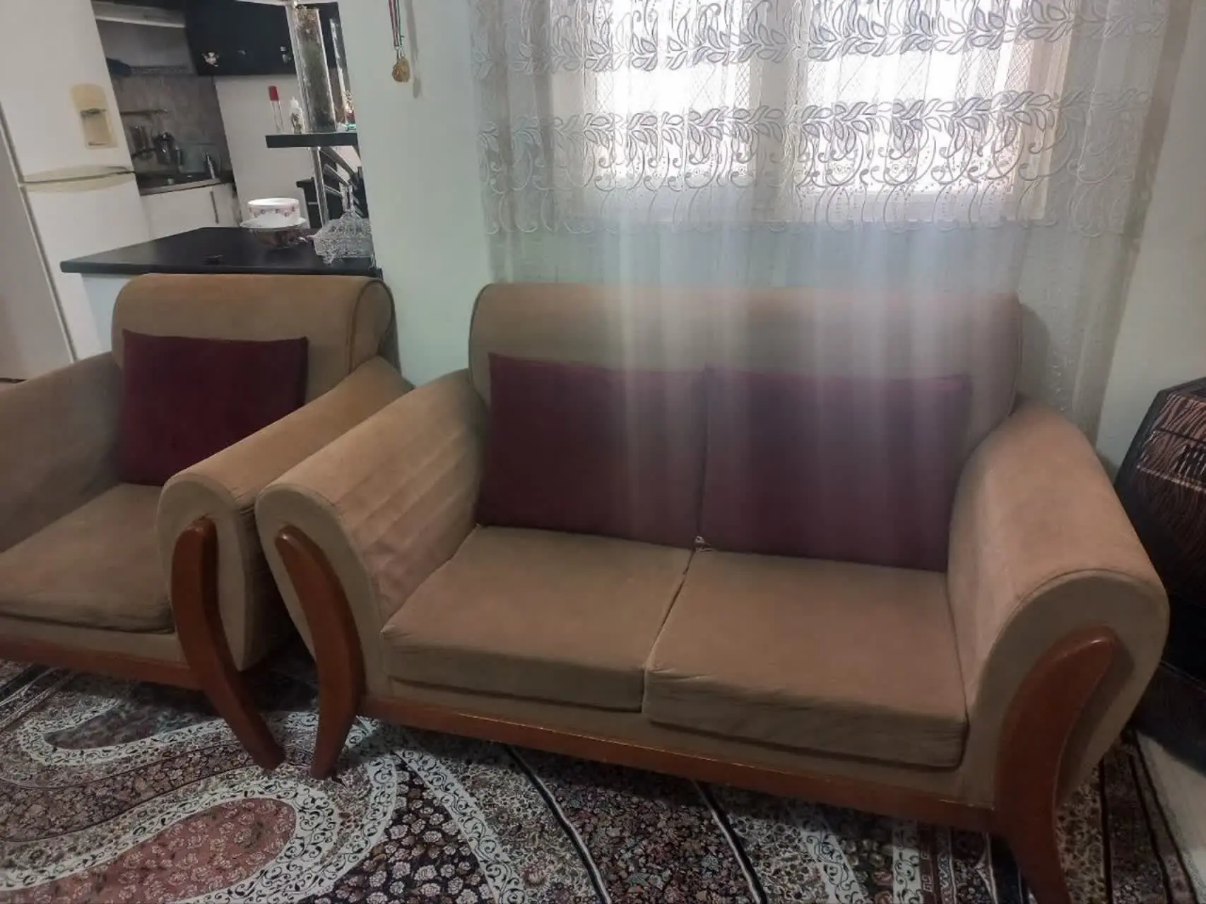 مبل راحتی ۷ نفره کاملا سالم مقداری خط روی پایه‌ها تشک‌ها زیپی قابل شست وشو 
