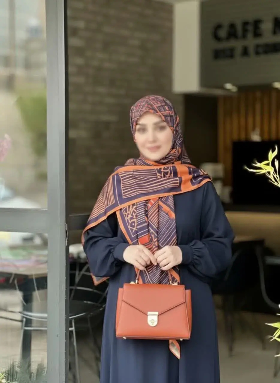 طرح خاتون با مانتو طوسی، مش...