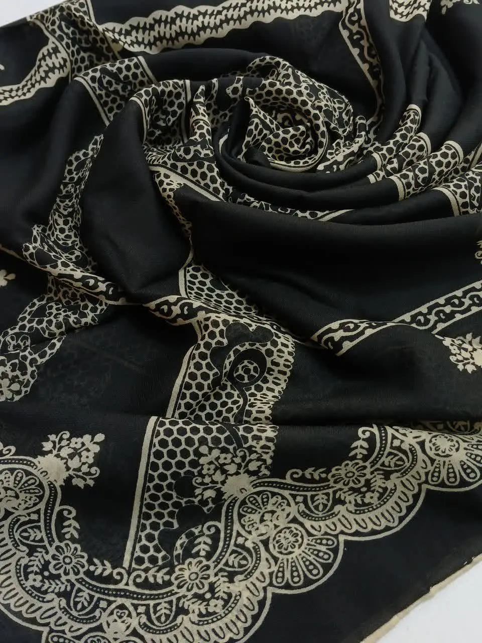 روسری حریر نخ مشکی طلایی