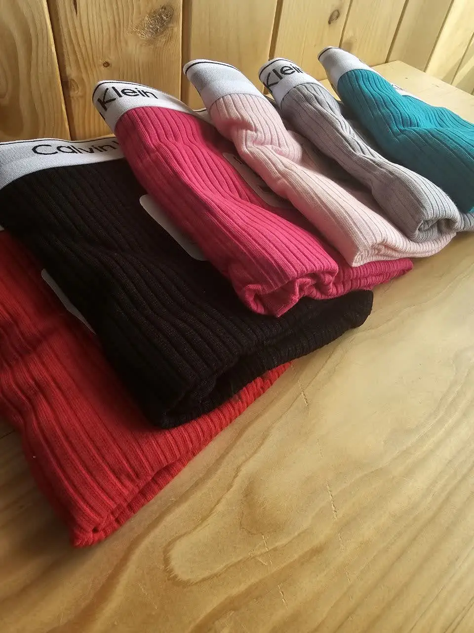 فقط رنگ مشکی و طوسی موجوده...