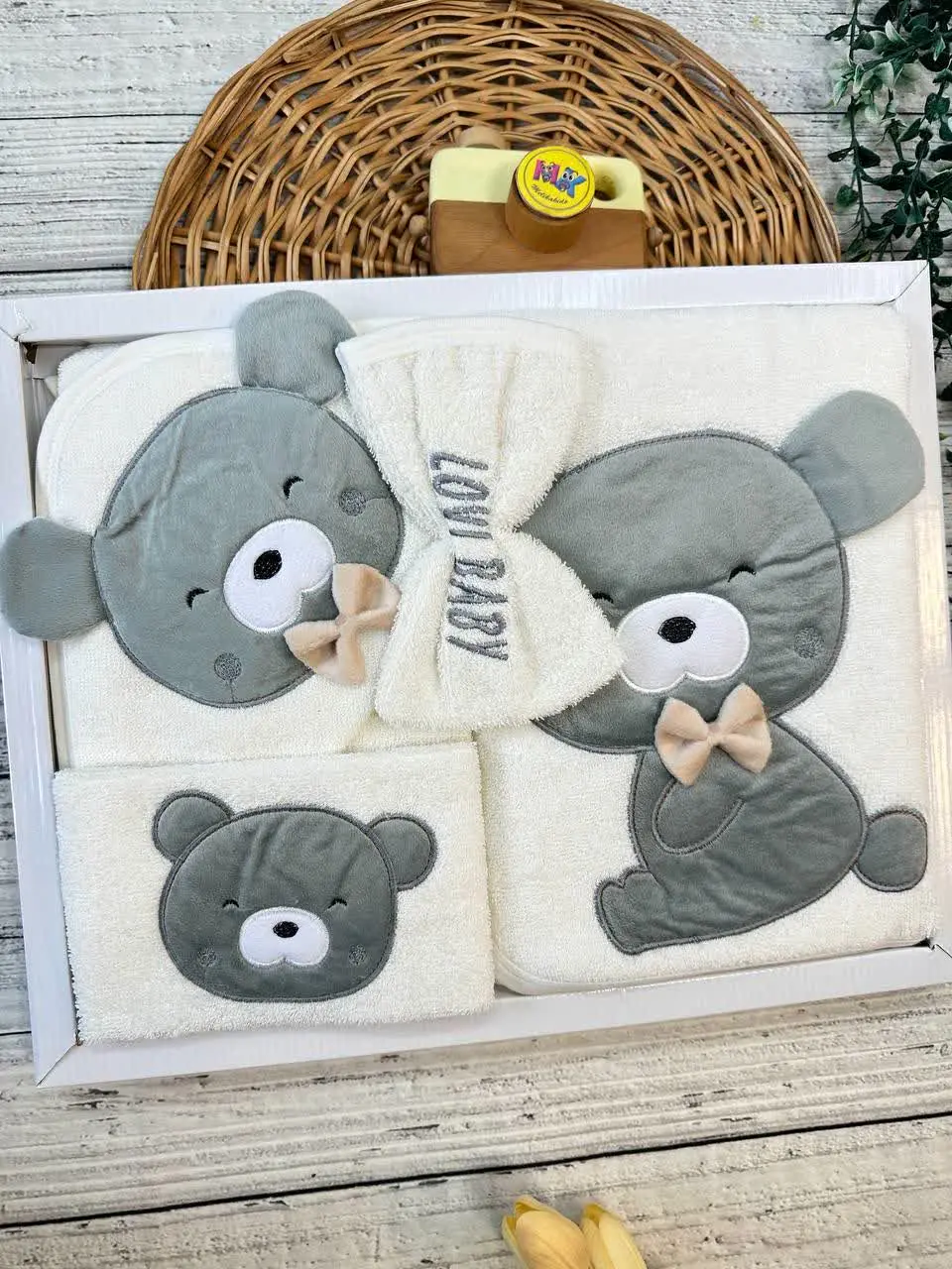 ست حوله جعبه‌ای تبریز طرح خرس نشسته پاپیونی نوزادی و کودک کد ۳۳۵۰۱۳ 
