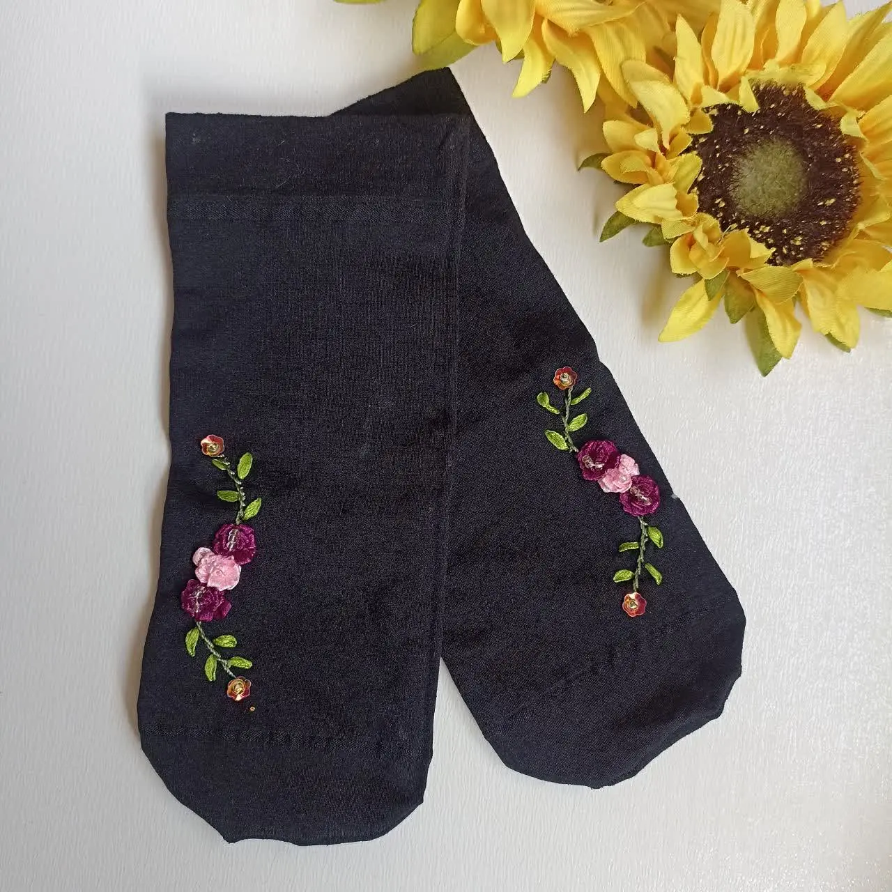 کلی جوراب خوشگل هم داریم😌🌿