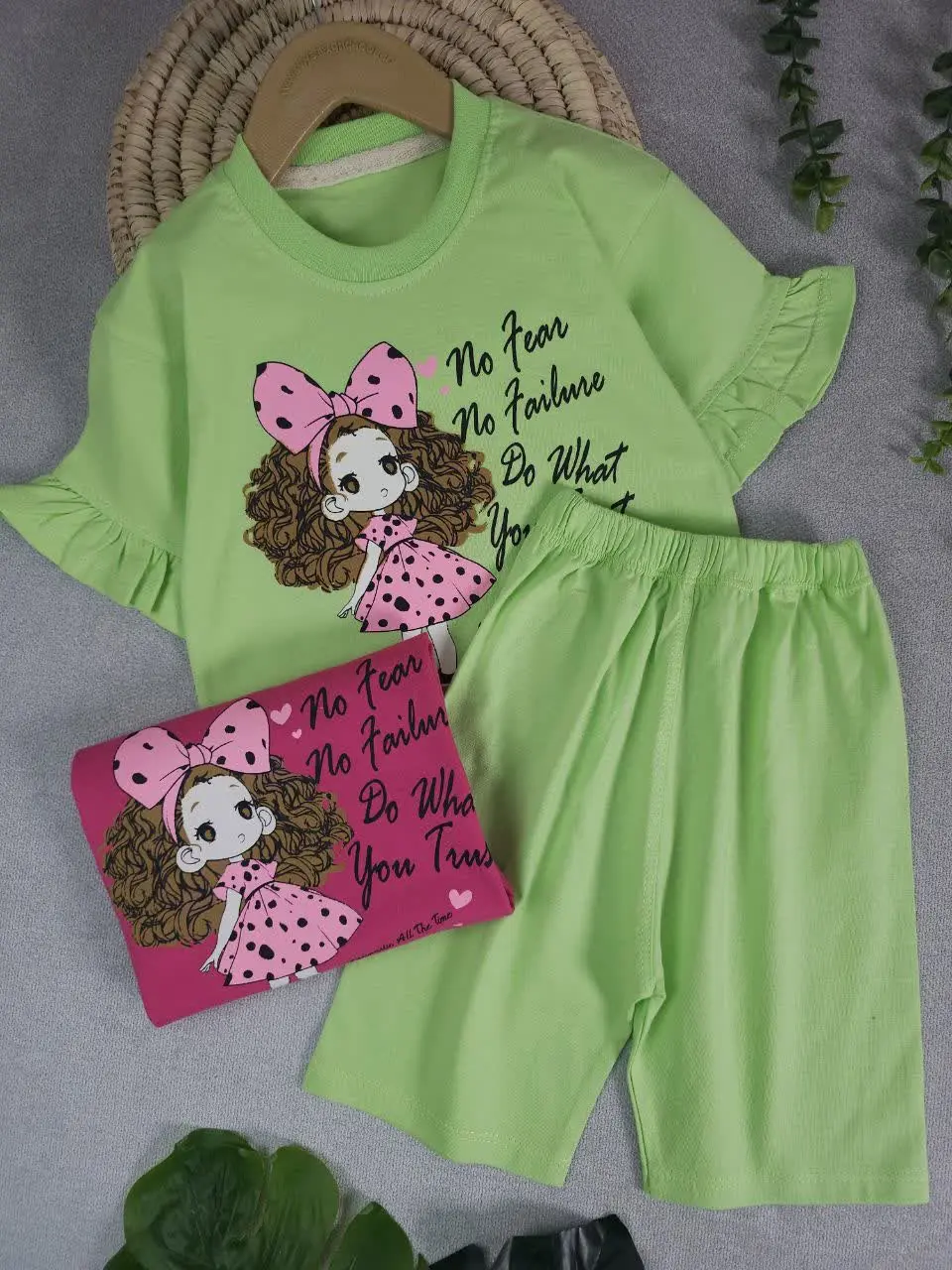 کراپ شلوارک مو فرفری
