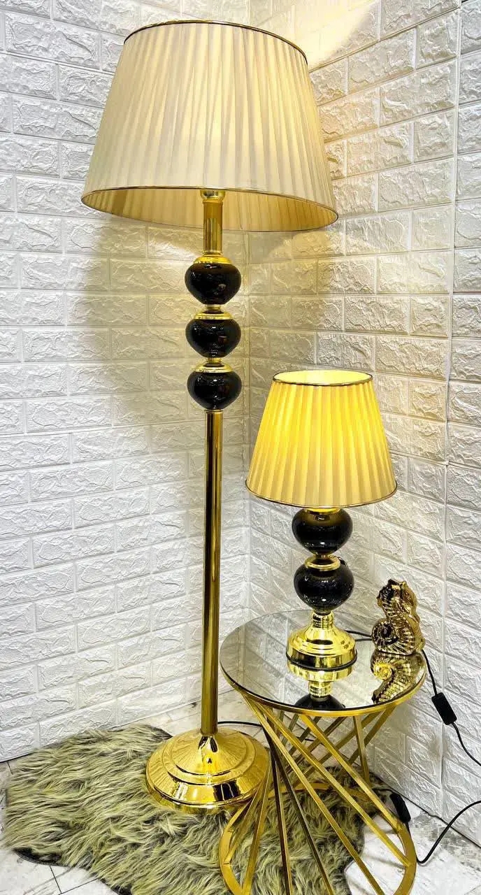 سه گوی کنار سالنی مشکی طلا...