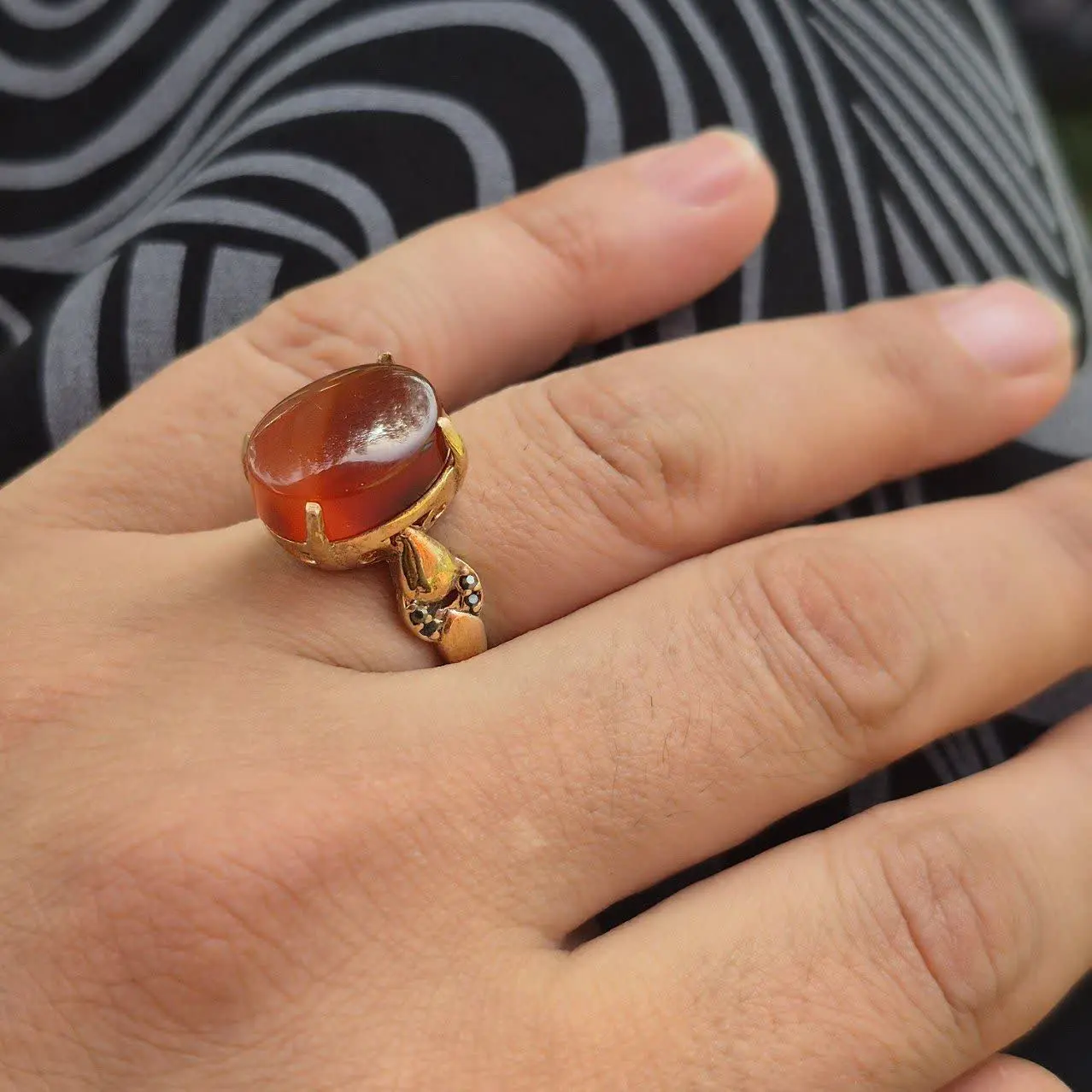 عکس درخت منعکس شده داخل نگی...