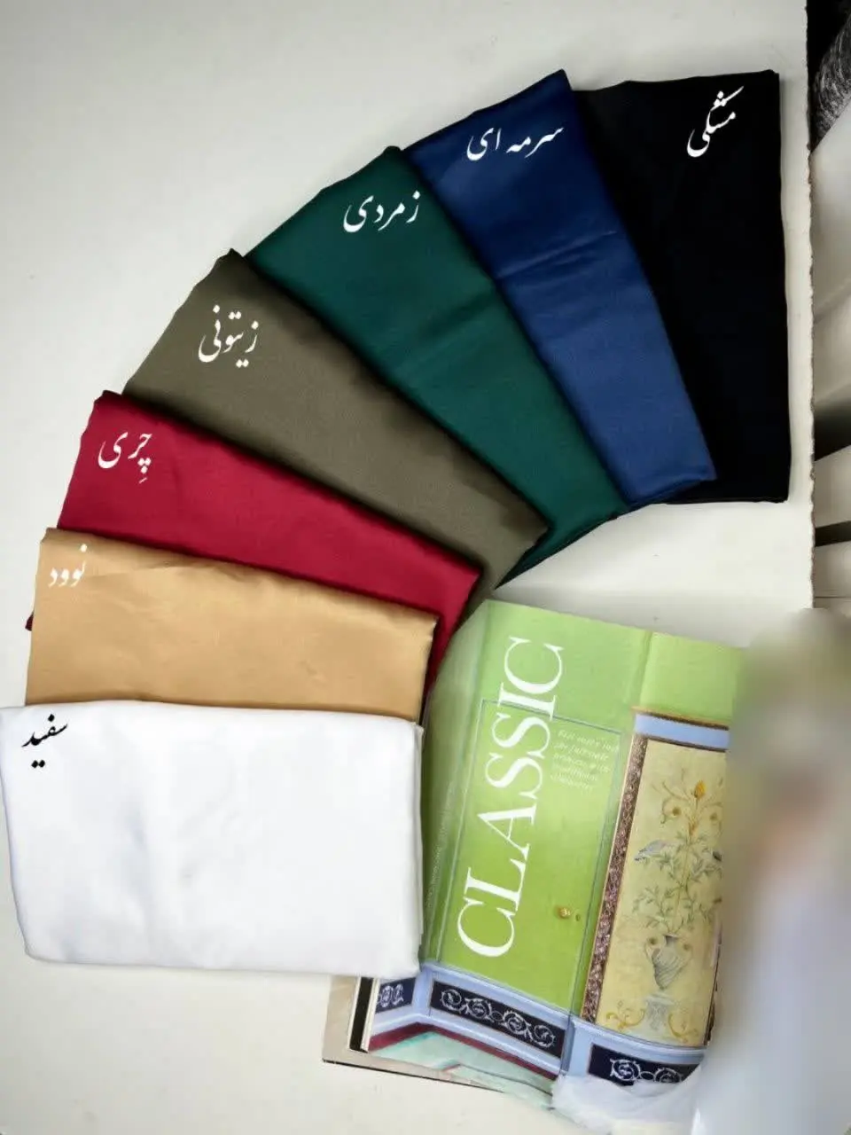 روسری مناسب برای مانتوهای کار شده به هیچ عنوان از مد نمی‌افته و برای هر استایلی لازمه
