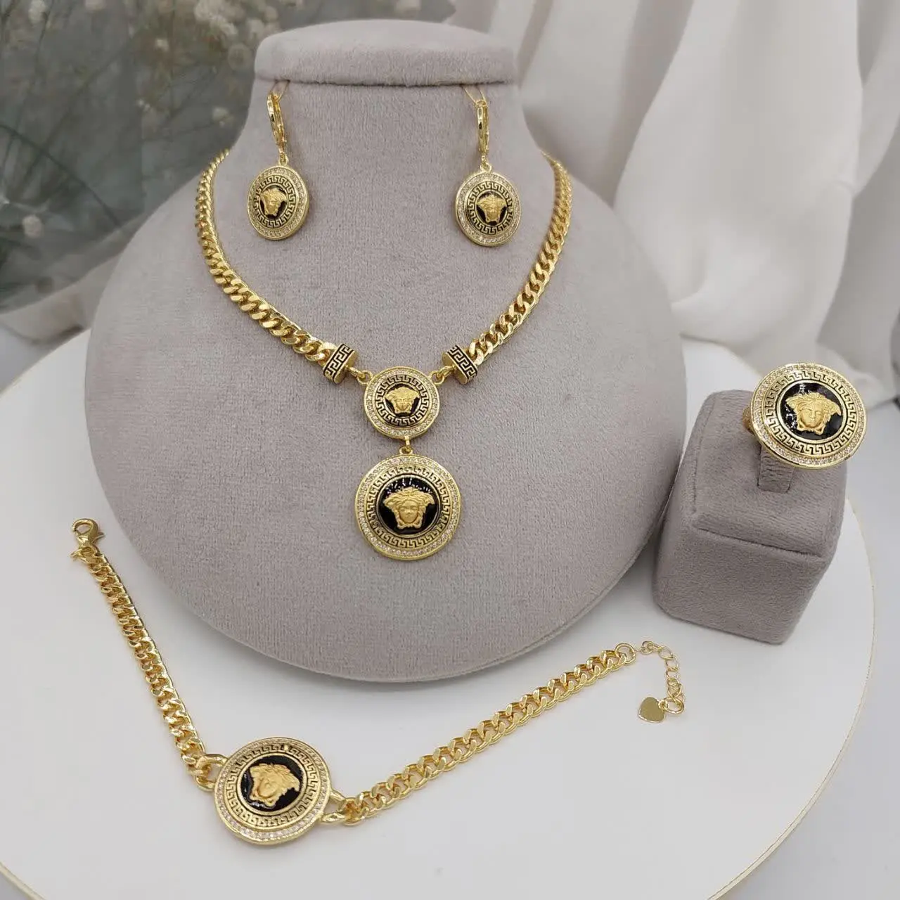 #سرویس کامل ورساچ طرح طلا 😍
