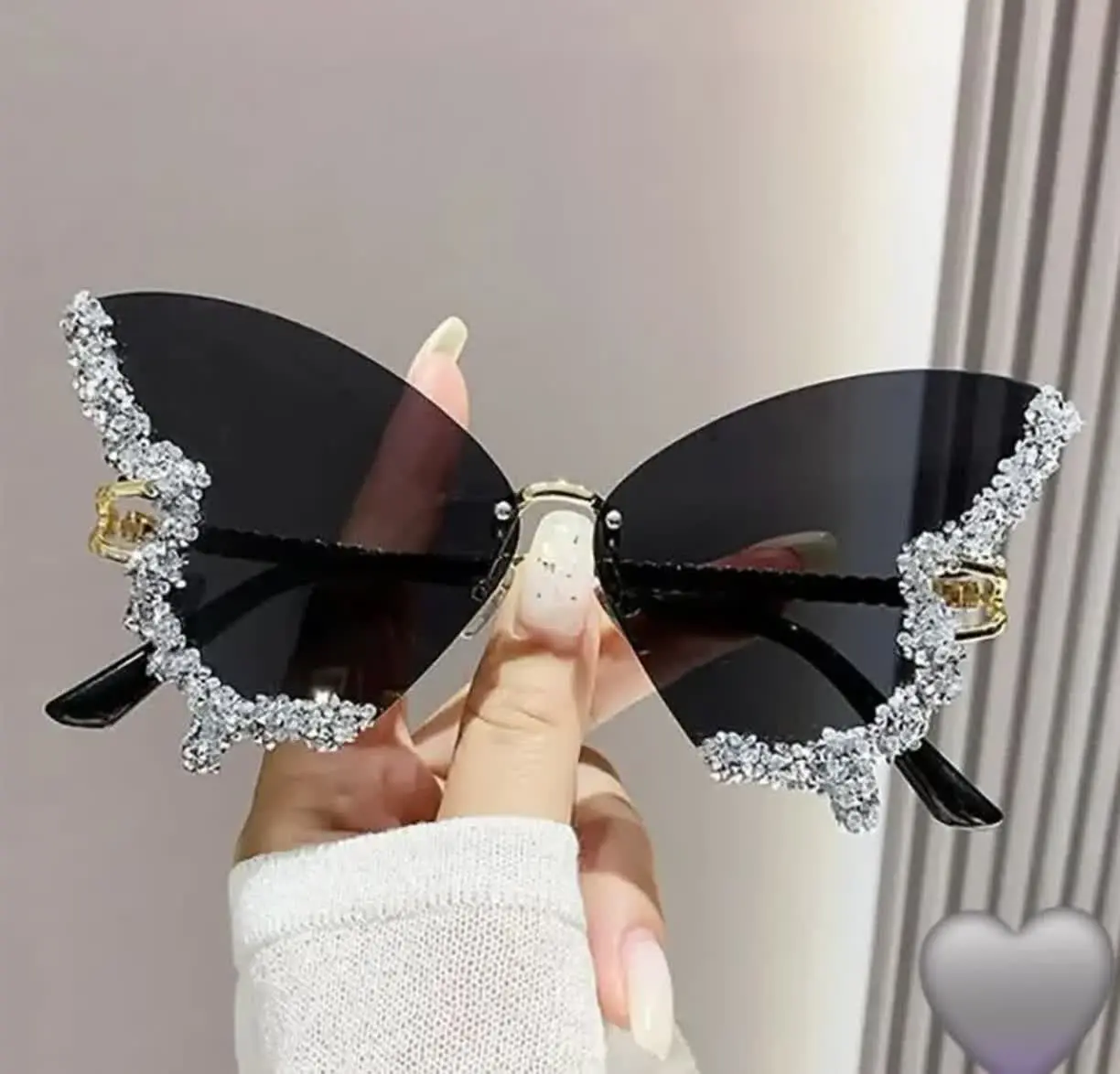 ✅️ اینجا با کیفیت‌ترین و متنوع‌ترین عینک‌ها را میده 💯
