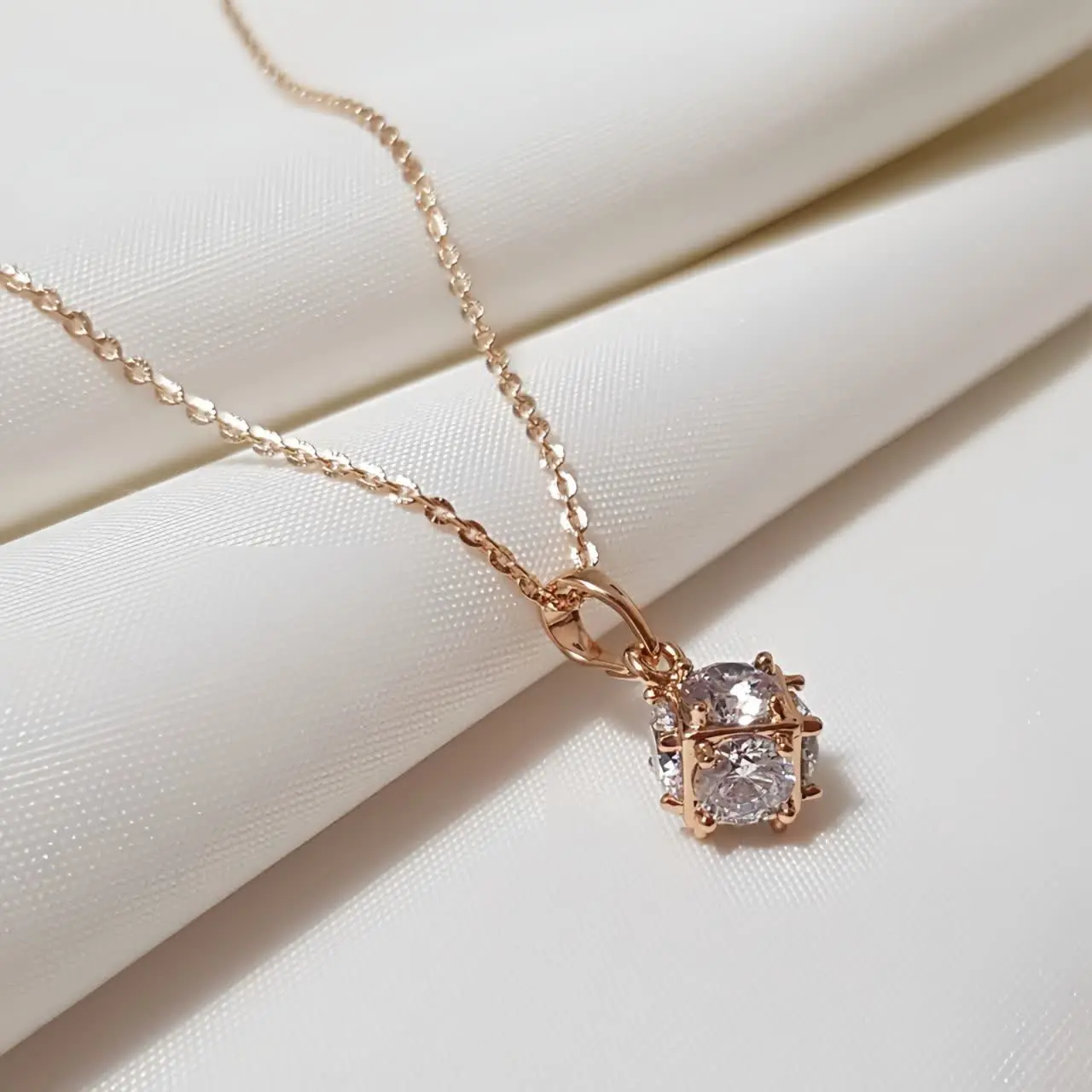 #پلاک مکعب نگین از برند ژوپینگ
