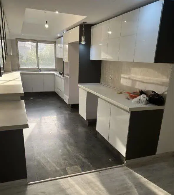 ۲۰ متر کابینت هایگلاس سفید AGT ترک به متراژ ۱۰ متر زمینی ۱۰ متر دیواری آکبد به همراه 
