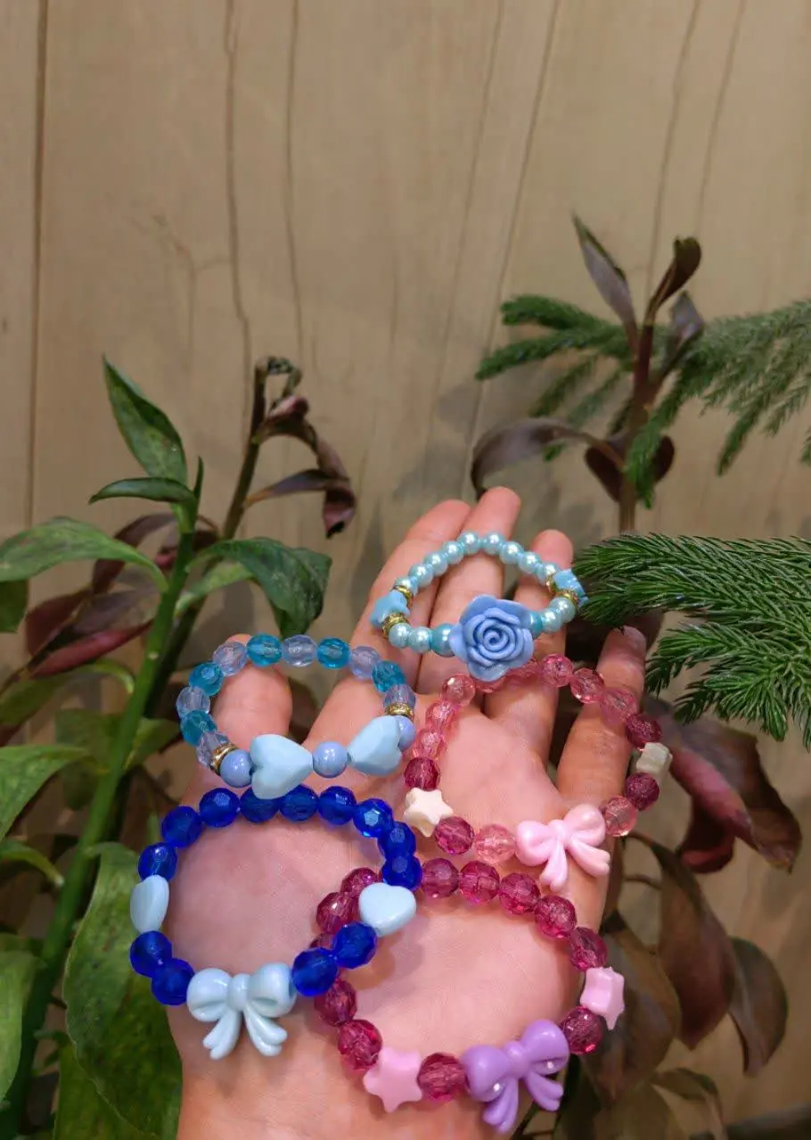 دستبندکشی دخترانه 
