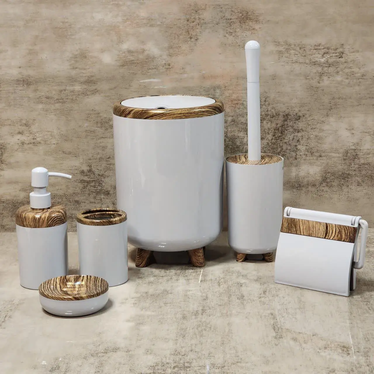 طراحی منحصر به فرد این محصول خیلی خاص و جذابش کرده، به خاطر اینکه سطل و فرچش پایه داره و شما خیلی راحت میتونید سطح سرویس بهداشتی رو شستشو کنید😊
