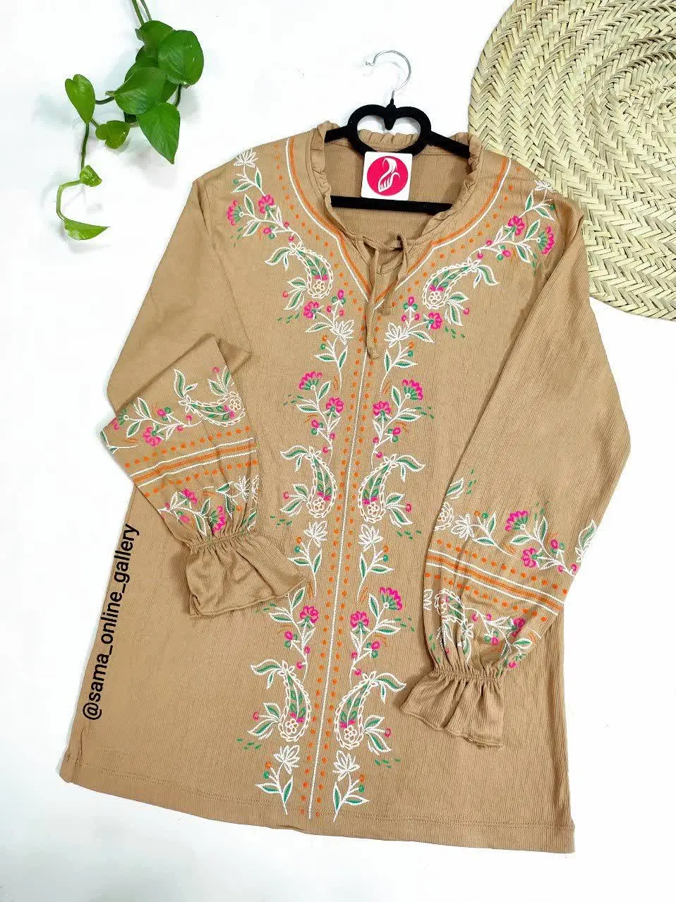 👌درسته که توی این فصل کمتر بلوز آستین دار استفاده می‌کنید، اما این لباس اینقدر نرم و لطیف و خنک که برای بهار و تابستان هم به نظرم مناسب هست. 
