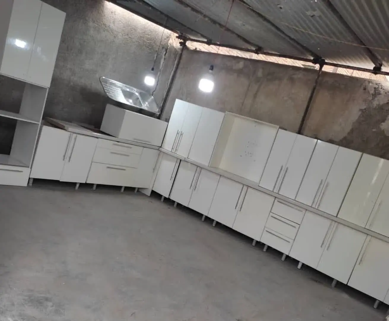 کابینت‌های گلاس سفید تمیز سالم ۱۴متر۷ هوایی ۸متر زمینی

