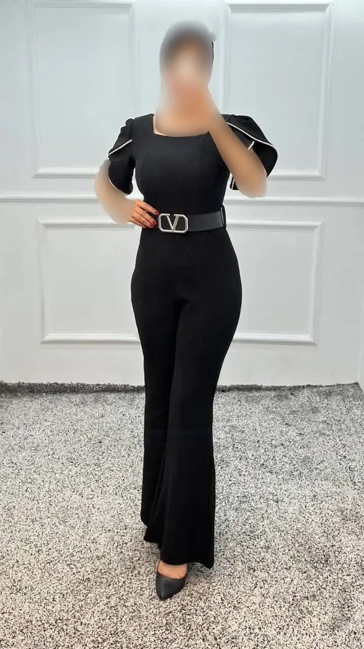 نورا اورال کمربند چرم دارد