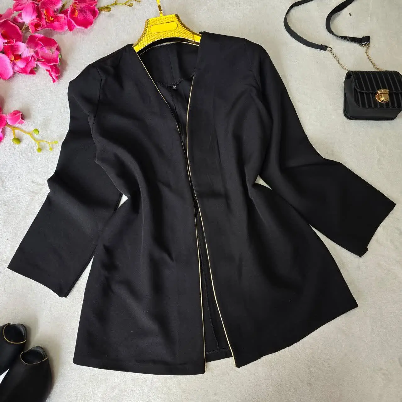 کالکشن محرم، مانتو ساده مازراتی یه کار همیشه ترند که خیلی خوب با کلی رنگ‌ و مدل ست میشه
