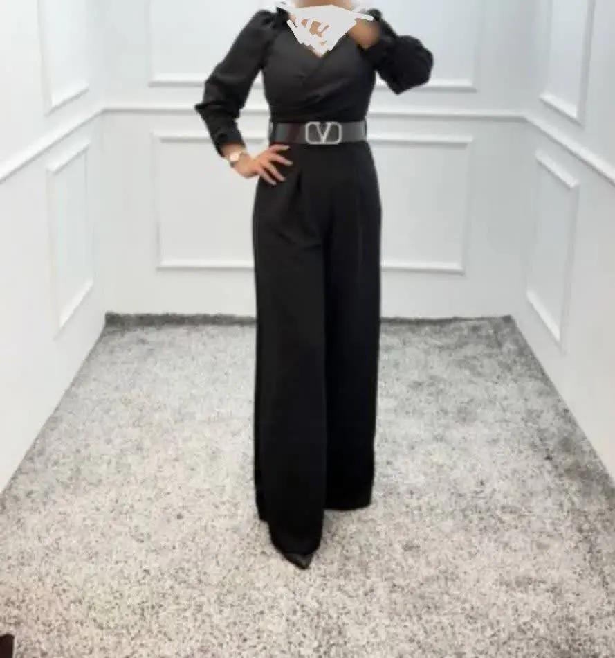 هانیه اورال کمربندچرم وی دارد