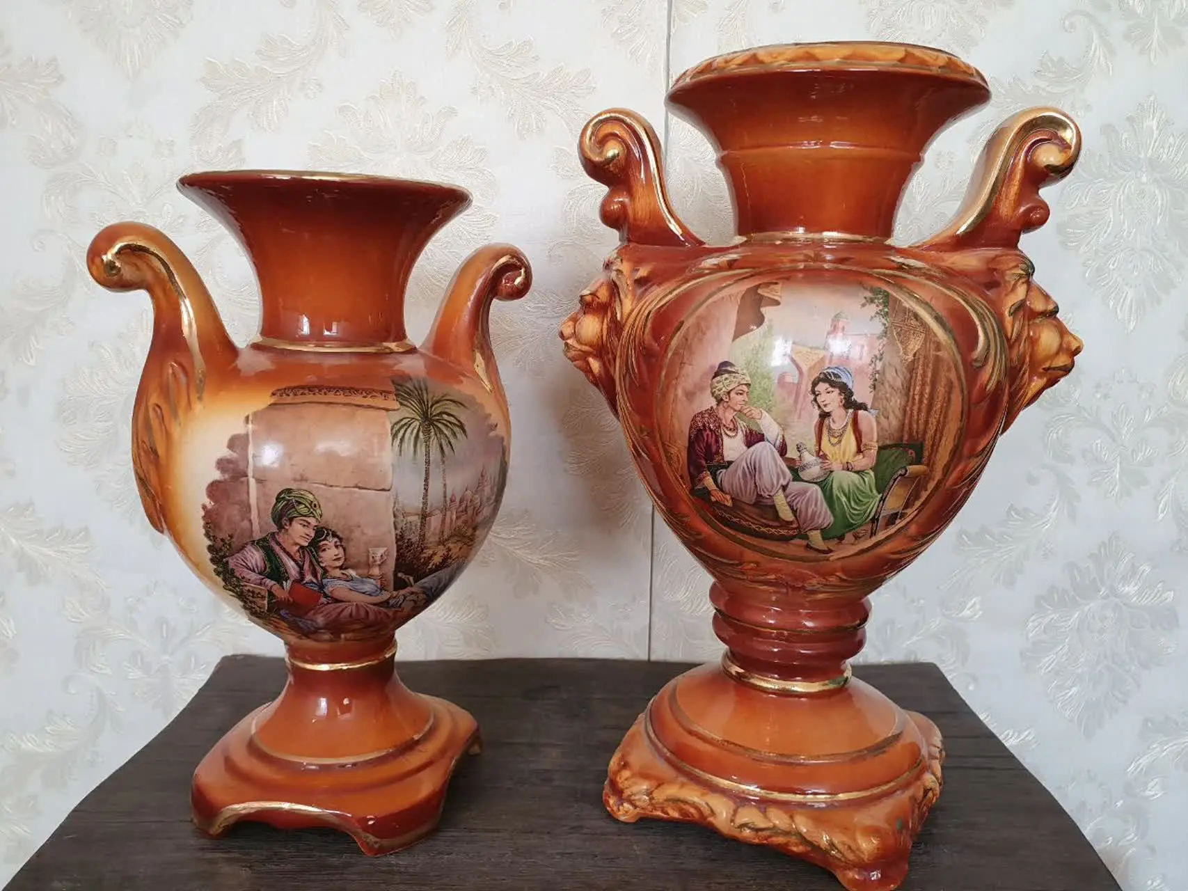 دو عدد گلدان. 
