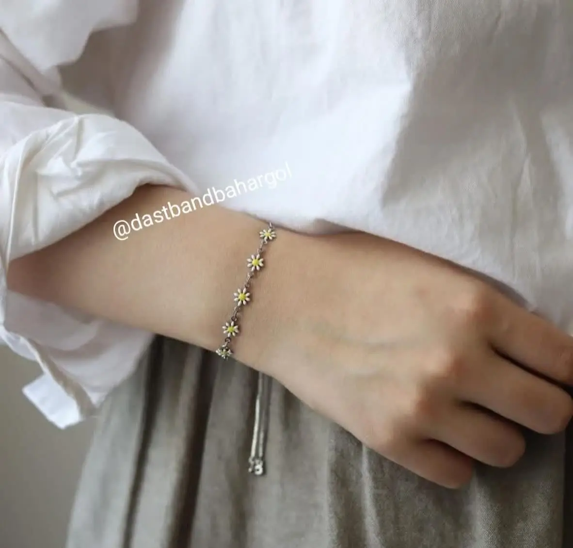 💍دستبند بابونه برجسته با زن...