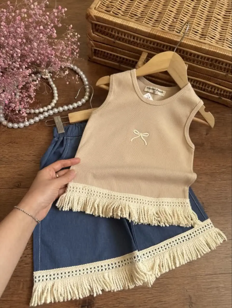 تاپ کرم، شلوارک آبی و سرمه ای