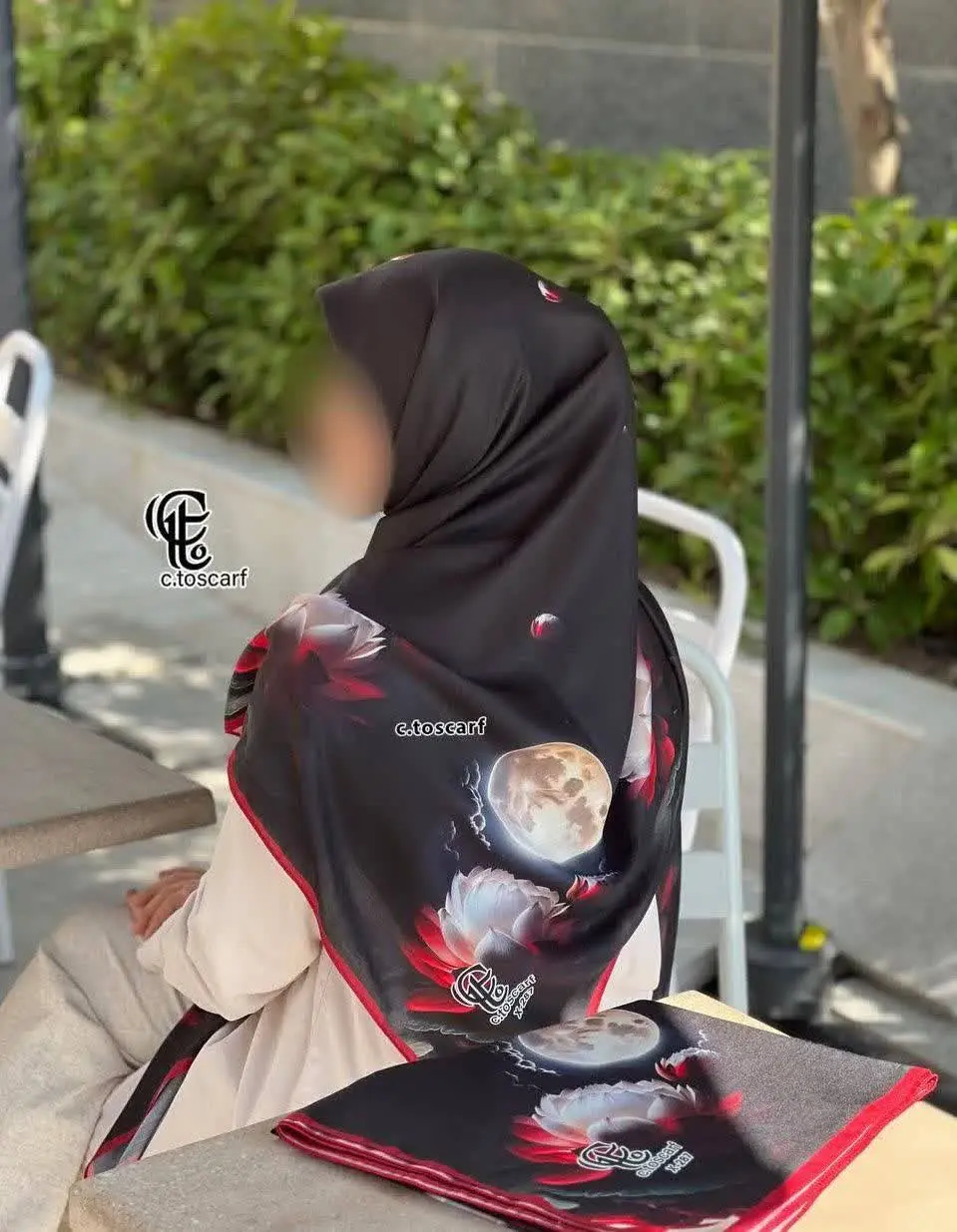 صورت ماهت به آسمان سیاه، نور 
