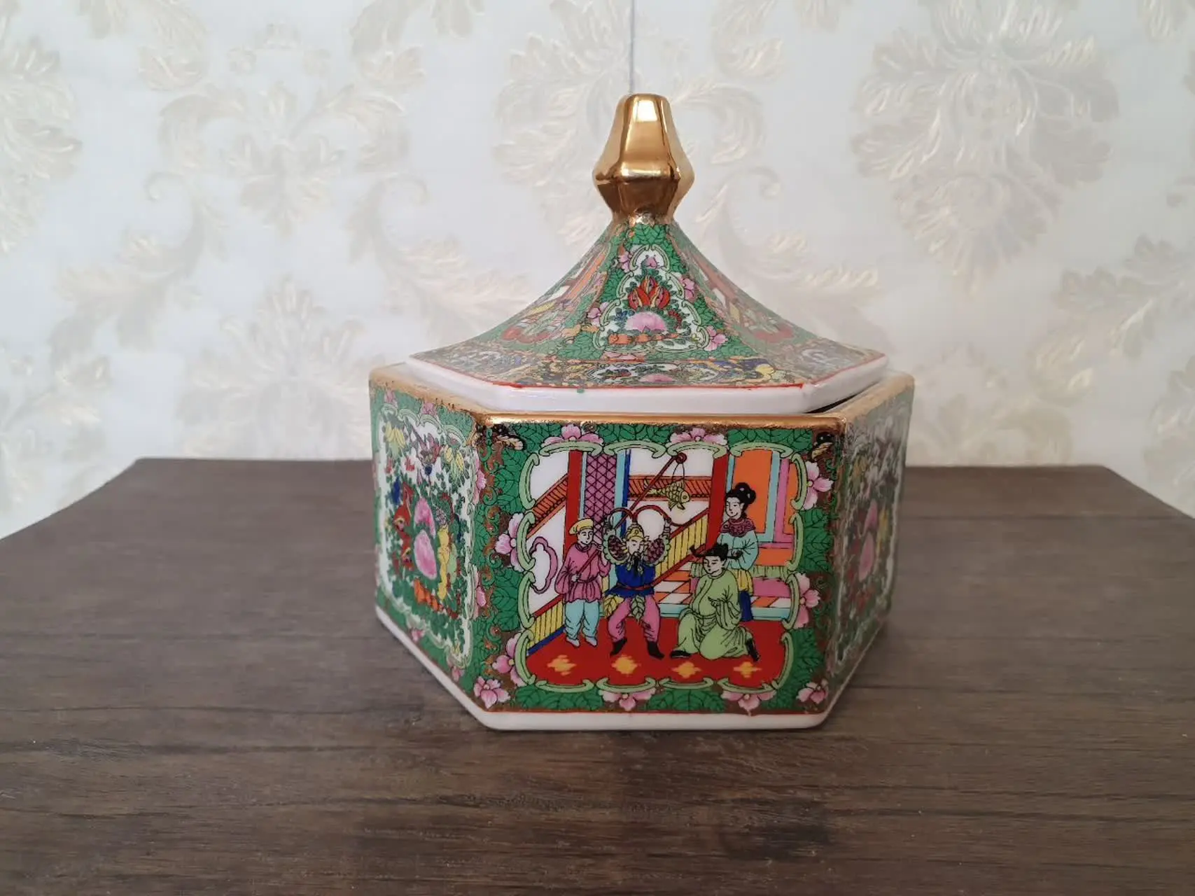 یک عدد گزخوری گل مرغی.