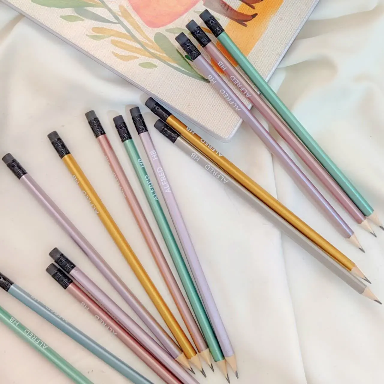 🌈مداد مشکی پاکن دار ونیدز