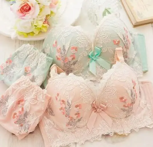 شوهرم میگه خانومی انقدر #لباس_زیر خوشگل میخری دلبرتر از قبل میشی، فکر جیب منم باش 🤭
