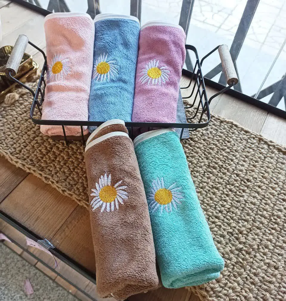 حوله دست و صورت طرح گل بابونه
