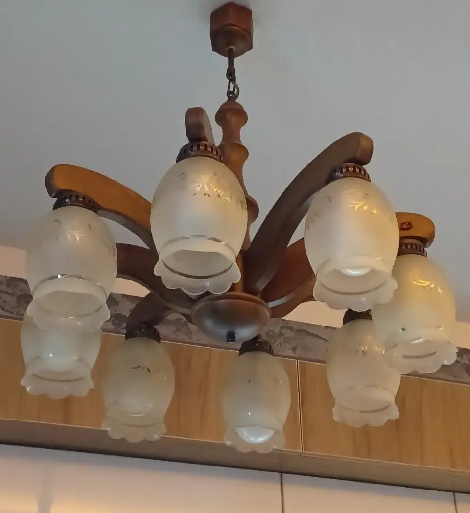 لوستر ۸ شاخه جنس بدنه چوب مارک شرکتی 
