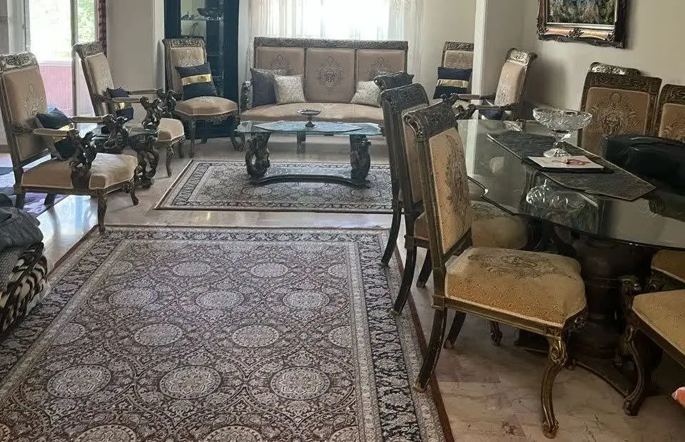 مبل ۷ نفره با ۲ تا صندلی میزبان و ناهارخوری ۹ نفره سالم 
