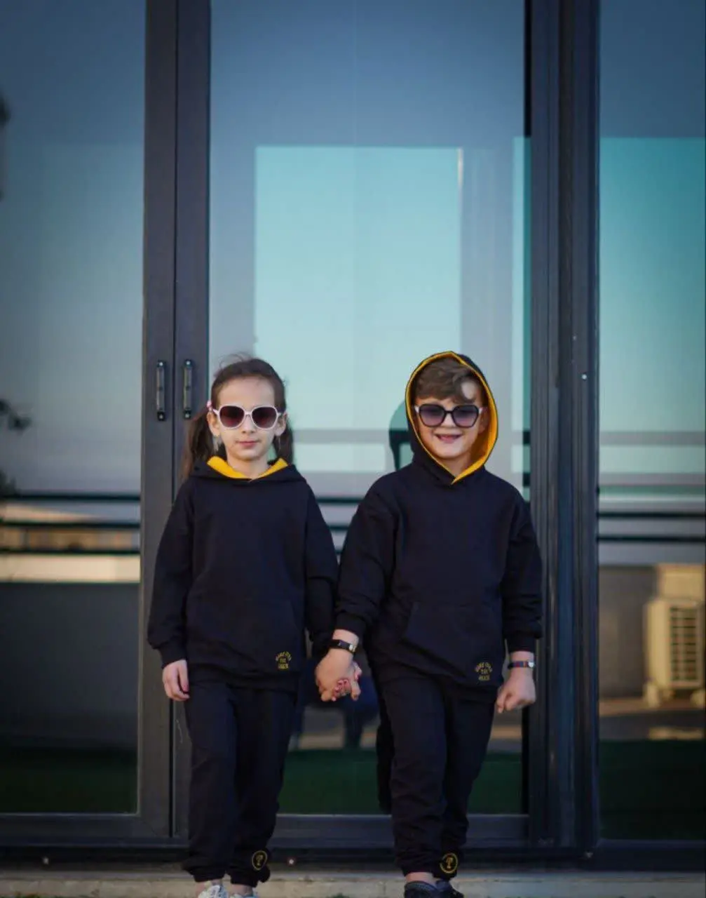 هودی و شلوار مشکی😍😍😍
