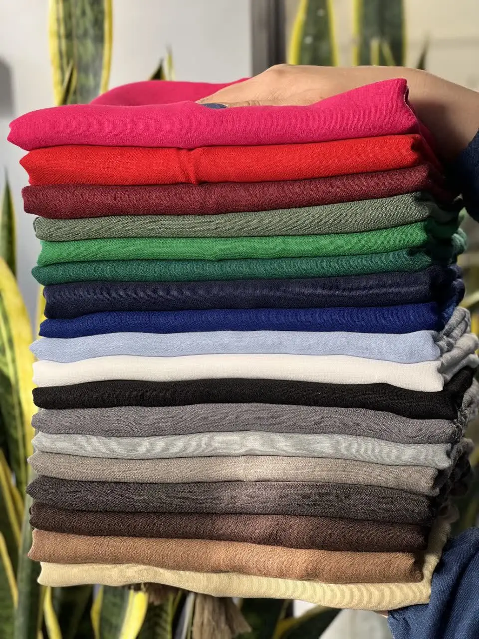 روسری نخی فلورانس مخصوص اوناست که کار با کیفیت نخی و خوش ایست میخوان🥰
