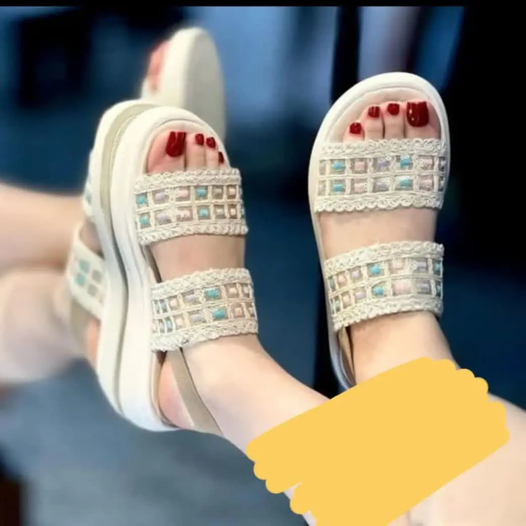 تعداد بالا شارژ شد ❎ اصلی فیک نیست هر گردی گردو نیست اما این اصل جنسه💥💥💥💥صندل جدید مدل گلدوزی زیره پی یو طبی بسیار راحت و خوش پا کیفیت عالی 💯💯قالب استاندارد لژ ۳ سانت سایز ۳۸ تا ۴۰ ✅
