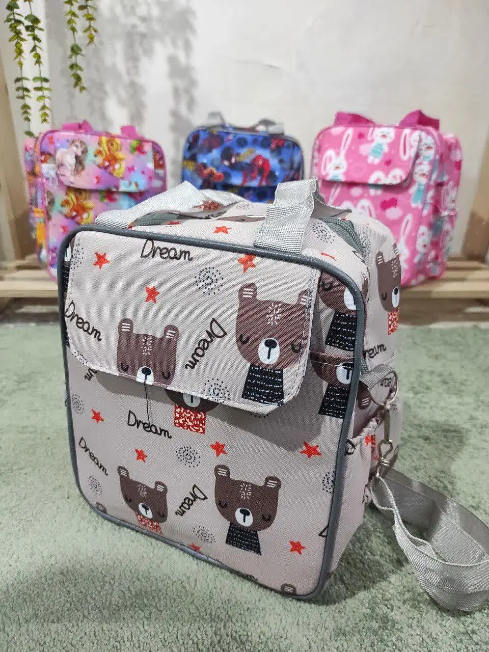 قرتی بازی باشه؟ 🥰😍 ظرف تغذیه خوشگل میخرین، کیف خوشگلم براش 🤩
