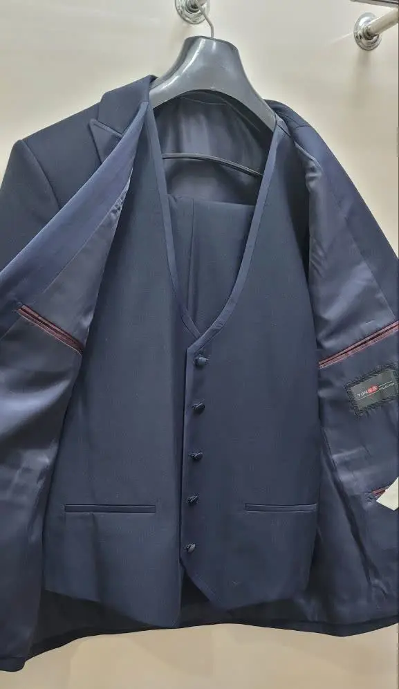 کت شلوار نو، فقط یکبار پوشیده شده 
