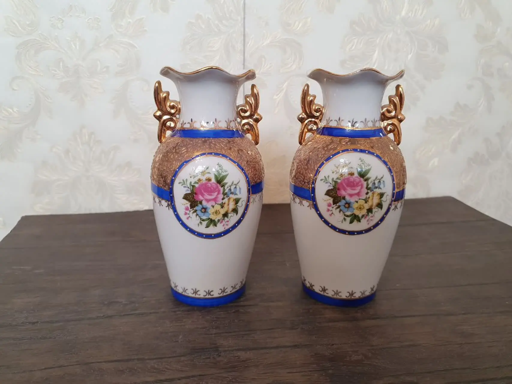 یک جفت گلدان ۱۶ سانت. 
