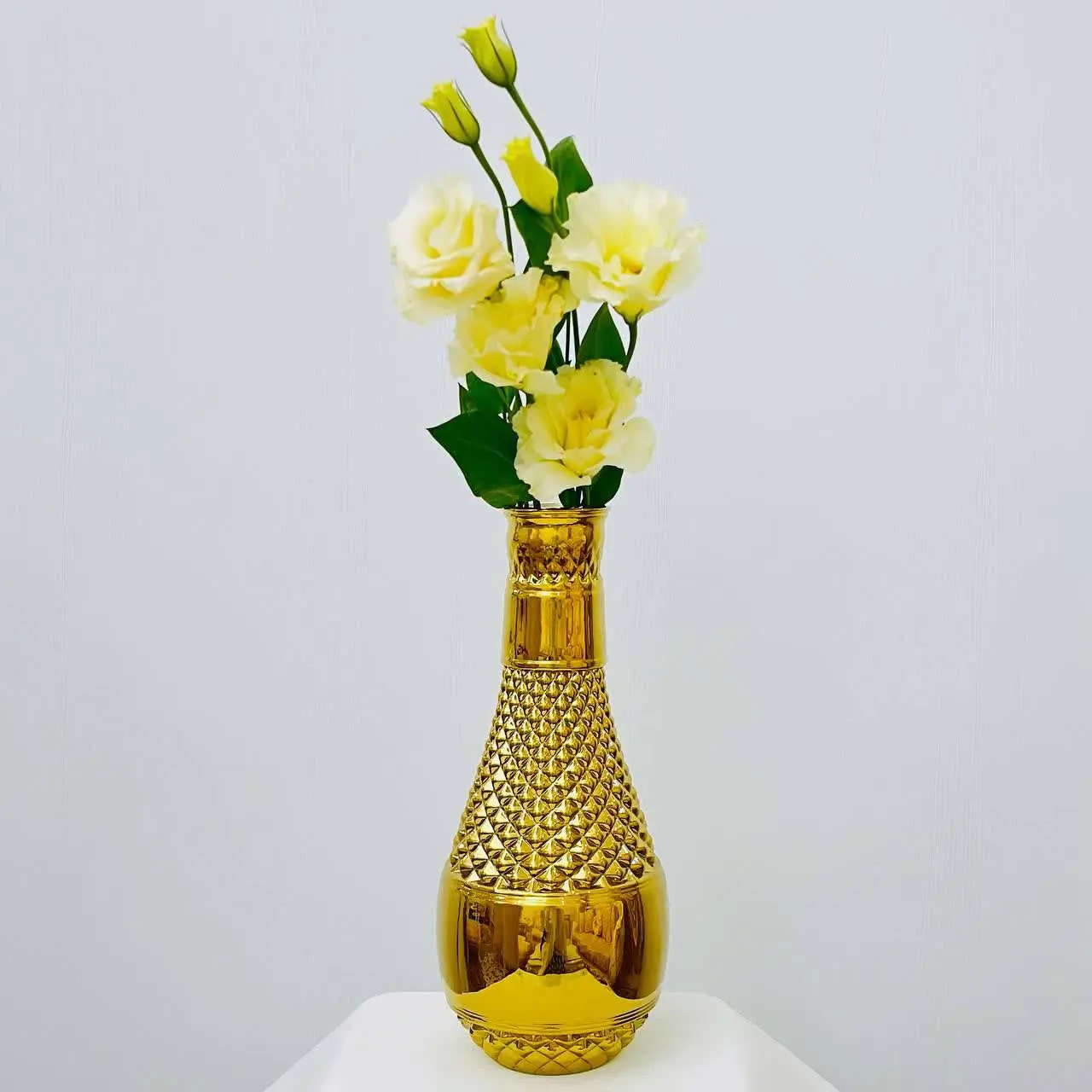 گلدان شیشه‌ای تیام مدل ویکتوریا طلایی
