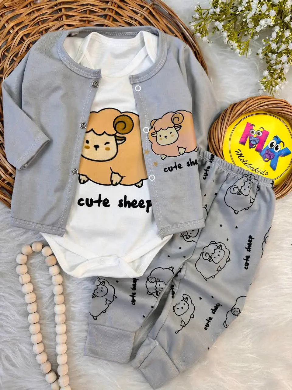 سه تکه ببعی کرمی زمینه طوسی نوزادی و کودک کد ۱۱۷۲۴۹ 
